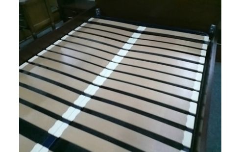 LIT 140x190 AVEC 2 CHEVETS + SOMMIER A LATTES