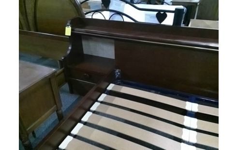 LIT 140x190 AVEC 2 CHEVETS + SOMMIER A LATTES