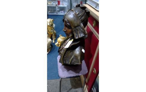 POSTURE DAME EN PLATRE