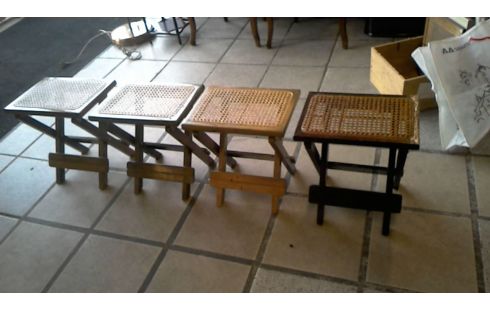 TABOURET  PLIANT  L' UN