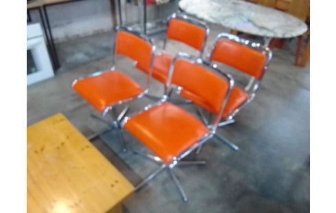 TABLE RONDE PIED ÉTOILE VINTAGE + CHAISES ORANGE A RESTAURER