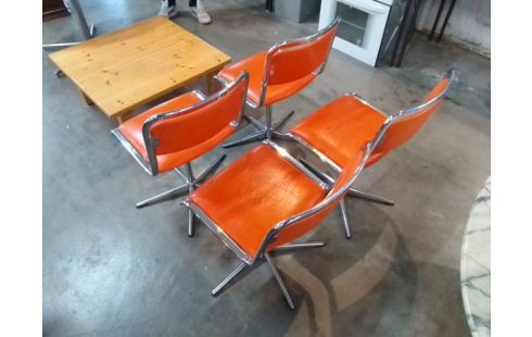 TABLE RONDE PIED ÉTOILE VINTAGE + CHAISES ORANGE A RESTAURER