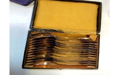 MÉNAGÈRE 12 CUILLÈRES