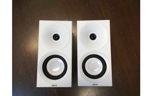 PAIRE D'ENCEINTES AKAI AMBT-67W (UN ECLAT DERRIERE)