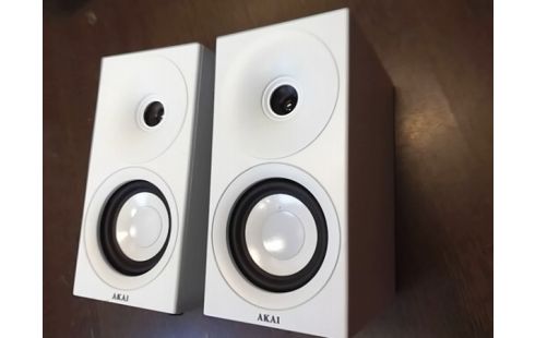 PAIRE D'ENCEINTES AKAI AMBT-67W (UN ECLAT DERRIERE)