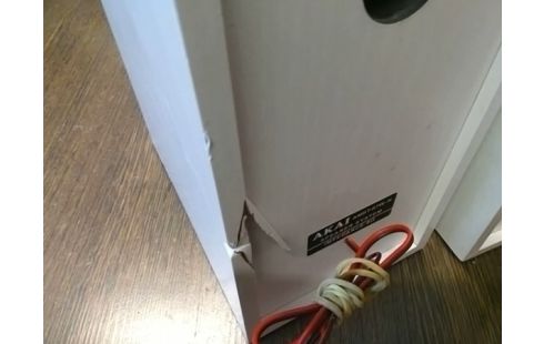 PAIRE D'ENCEINTES AKAI AMBT-67W (UN ECLAT DERRIERE)