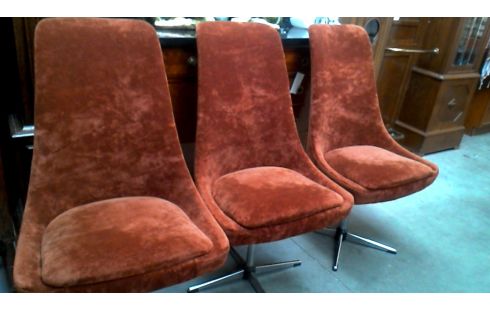 STUHL IM VINTAGE-STIL ROSTBRAUN SAMT DAS STÜCK CHROM