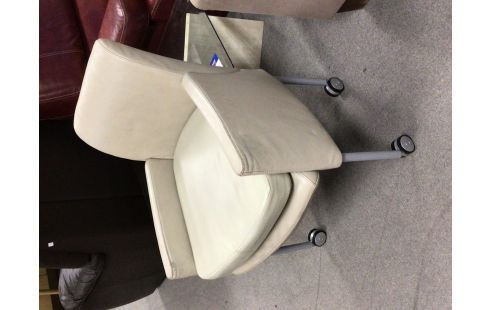 CHAISE CUIR SUR ROULETTES EN ETAT