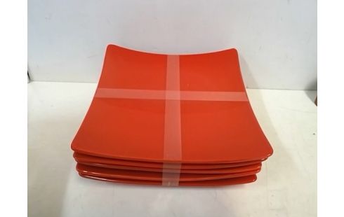 LOT D'ASSIETTES CARREES ROUGES