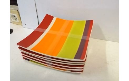 LOT D'ASSIETTES CARREES COLOREES