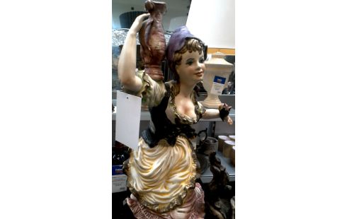 STATUE FEMME PORCELAINE