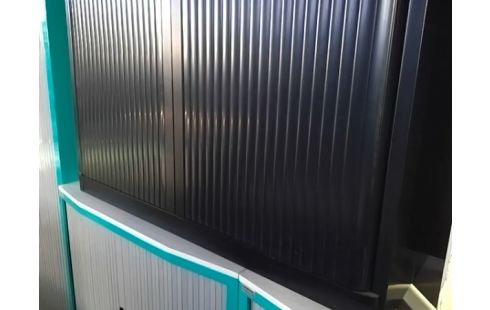 DEMIE ARMOIRE A RIDEAU NOIRE