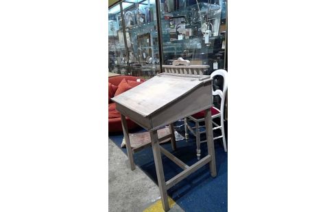 KLEINER SCHREIBTISCH