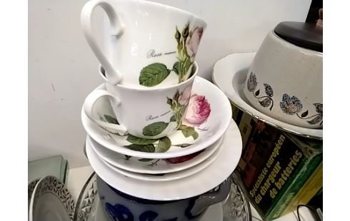 ENSEMBLE 2 TASSES 4 ASSIETTES FLEURS