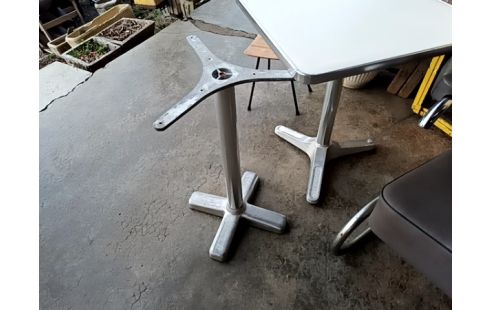 PIETEMENT TABLE