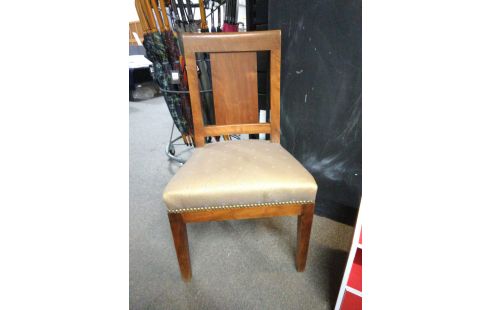 CHAISE BASSE CAPITONNE