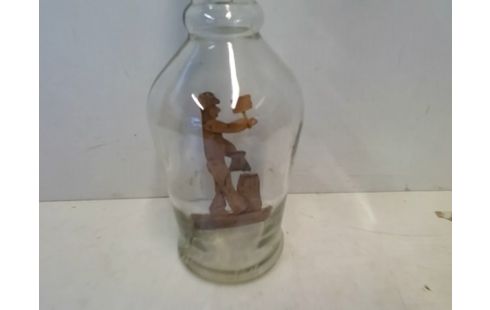 BOUTEILLE VERRE AVEC PERSONNAGE BOIS