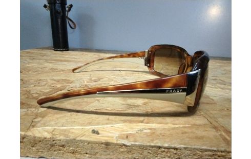 PAIRE DE LUNETTE SOLAIRE PRADA