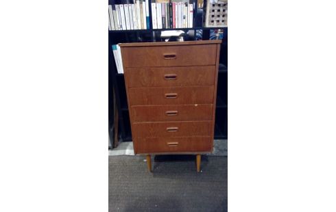 MÖBELSTÜCK IM VINTAGE-STIL