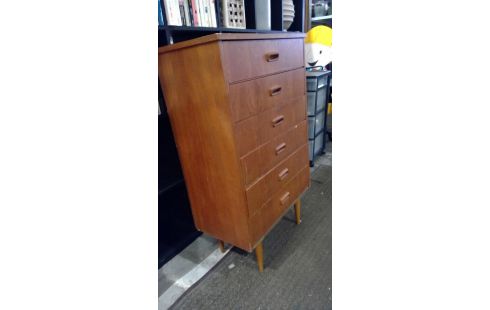 MÖBELSTÜCK IM VINTAGE-STIL