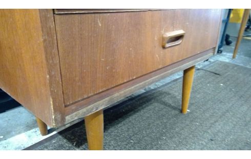 MÖBELSTÜCK IM VINTAGE-STIL