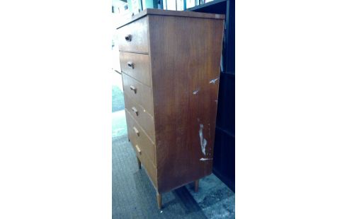 MÖBELSTÜCK IM VINTAGE-STIL