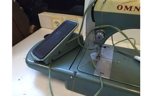 MACHINE A COUDRE OMNIA (QUE POINT DROIT)