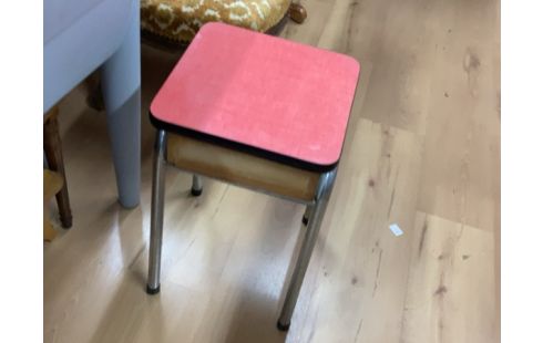 TABOURET FORMICA COFFRE ROUGE