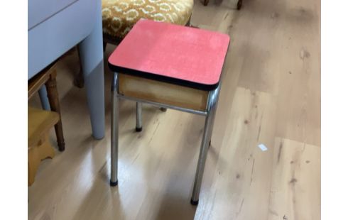 TABOURET FORMICA COFFRE ROUGE