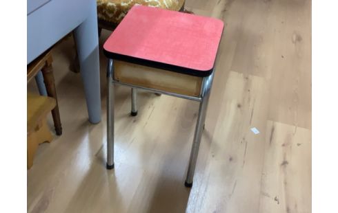 TABOURET FORMICA COFFRE ROUGE