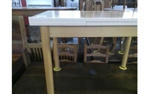 TABLE AVEC ALLONGES INTERIEURES