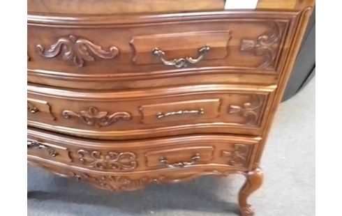 COMMODE STYLE LOUIS XV (PIED ARRIERE DROIT RECOLLE)