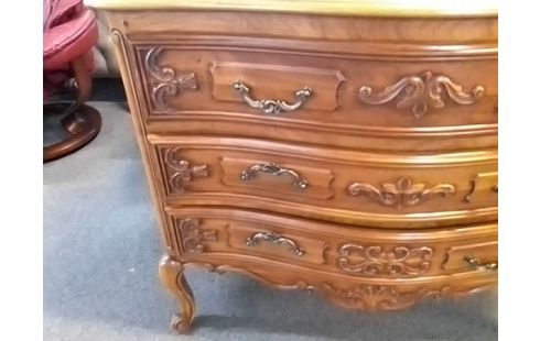 COMMODE STYLE LOUIS XV (PIED ARRIERE DROIT RECOLLE)