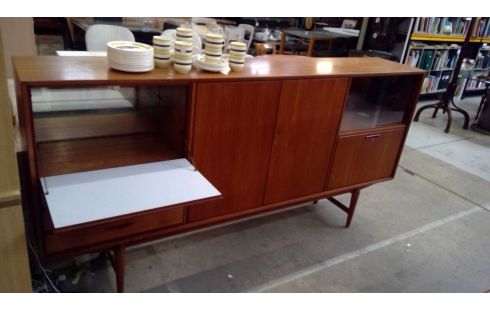 NIEDRIGES BUFFET IM VINTAGE-STIL