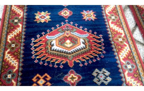 TAPIS BORDEAUX MET BLEUE