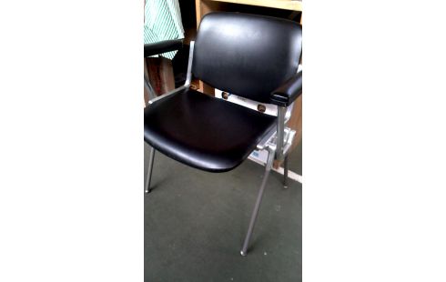 CHAISE DESIGN ALUMINIUM NOIR SIMILI CUIR