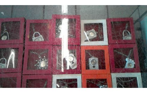 MONTRE PENDENTIF NEUVE SANS PILE L'UNE