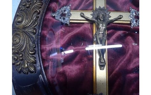 KRUISBEELD IN BOLGLASKADER