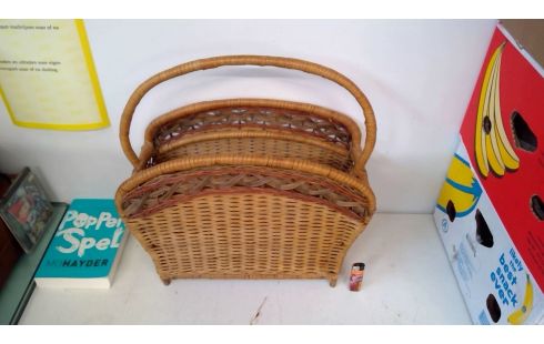 ZEITSCHRIFTENSTÄNDER