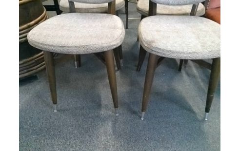LOT DE 4 CHAISES VINTAGE (UNE TACHEE ET MANQUE 2 EMBOUTS)