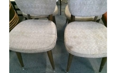 LOT DE 4 CHAISES VINTAGE (UNE TACHEE ET MANQUE 2 EMBOUTS)