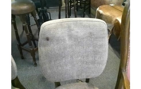 LOT DE 4 CHAISES VINTAGE (UNE TACHEE ET MANQUE 2 EMBOUTS)