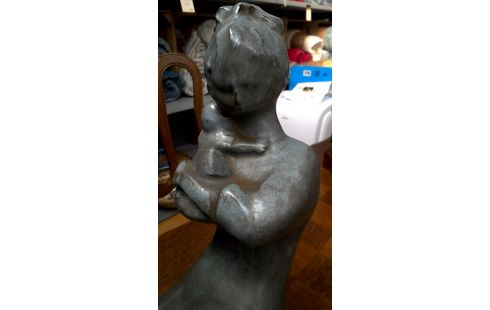 STATUE FEMME MET ENFANT CERAMIQUE