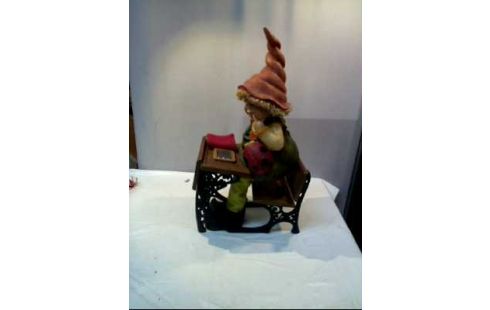 FIGUR WICHTEL SCHULBANK DEKO