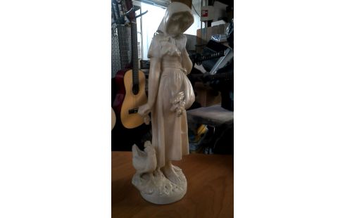 STATUE FRAU MET