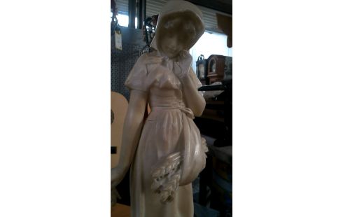STATUE FRAU MET