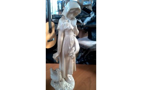 STATUE FRAU MET