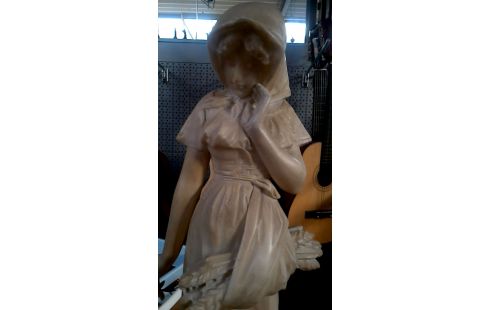 STATUE FRAU MET