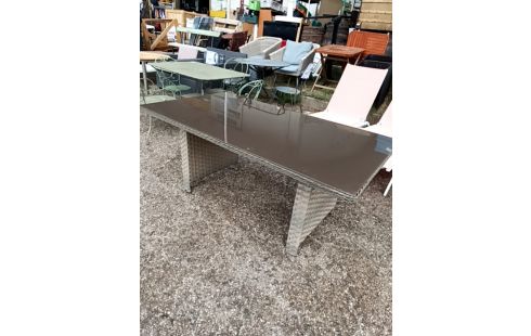 TABLE DE JARDIN STYLE ROTIN VERRE FUMÉ