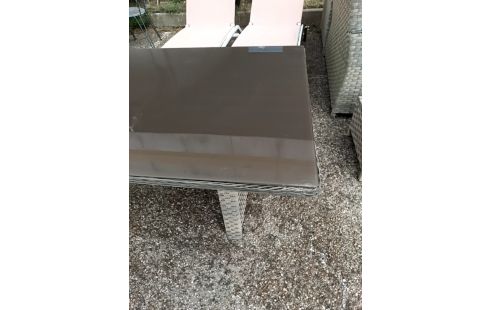 TABLE DE JARDIN STYLE ROTIN VERRE FUMÉ